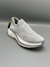Sketchers - Max Cushioning Arch Fit Myr Running Shoe