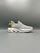 Sketchers - Max Cushioning Arch Fit Myr Running Shoe