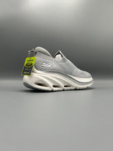 Sketchers - Max Cushioning Arch Fit Myr Running Shoe
