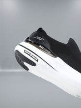 Sketchers - Max Cushioning Hyper Burst