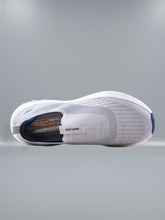 Sketchers - Max Cushioning Hyper Burst