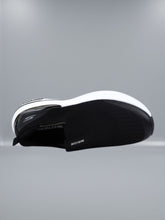 Sketchers - Max Cushioning Hyper Burst