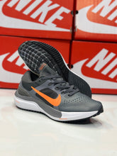 NKE - Air Zoom Vomero 16