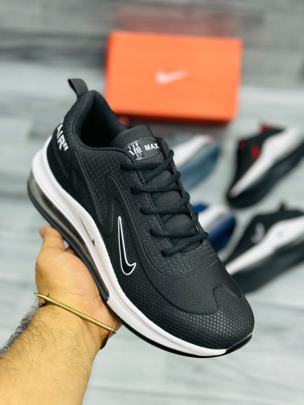 nike air max 720 black white